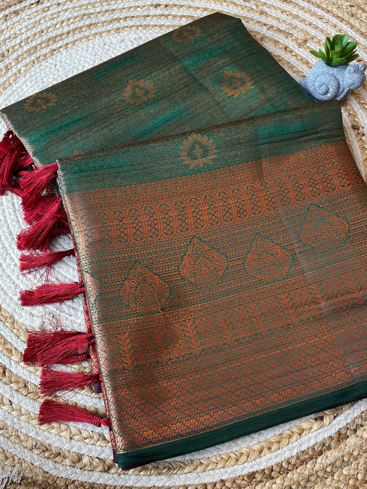 Beautiful premium kubera pattu Silk saree with dual tone colours